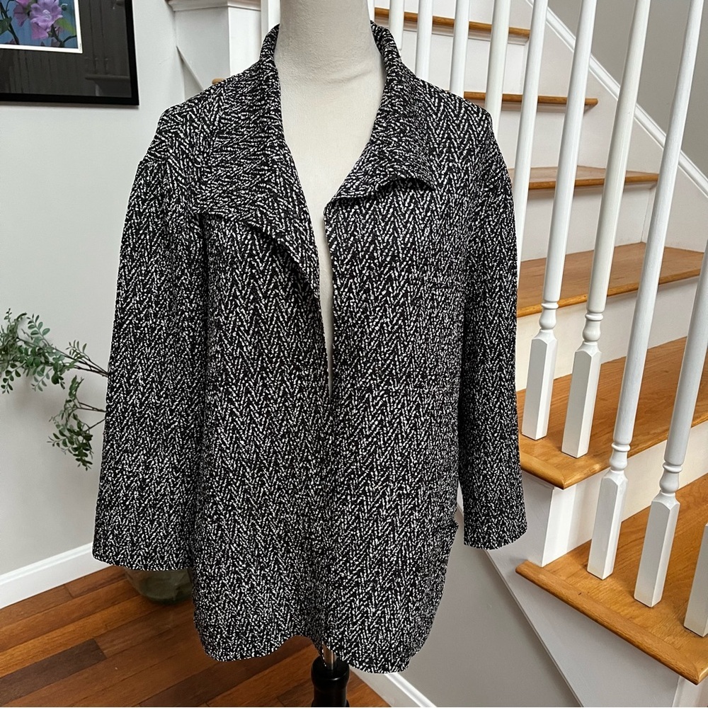 Chico’s Size 3 Jacket Black and White Open Front Lightweight Textured 3/4 Sleeve